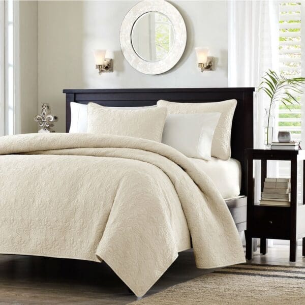 Full / Queen Ivory Beige Quilted Coverlet Quilt Set with 2 Shams - Image 2