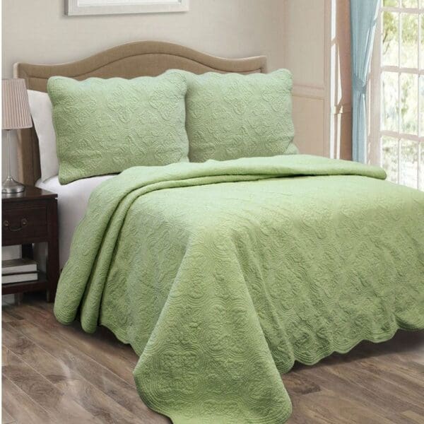 Full Queen Green Cotton Quilt Bedspread with Scalloped Borders - Image 2