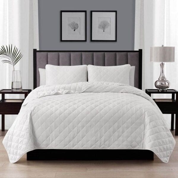 King/CAL King 3-Piece White Polyester Microfiber Diamond Quilted Quilt Set - Image 2