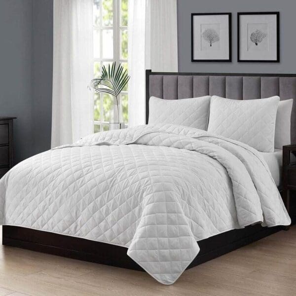 King/CAL King 3-Piece White Polyester Microfiber Diamond Quilted Quilt Set - Image 3