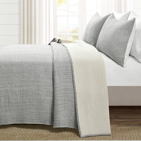 Full/Queen Size 3-Piece Reversible Cotton Yarn Woven Quilt Set in Grey Cream - Image 2