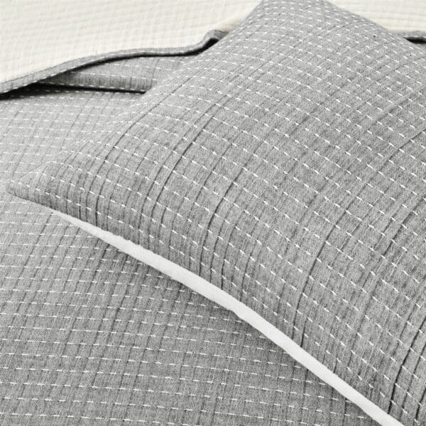 Full/Queen Size 3-Piece Reversible Cotton Yarn Woven Quilt Set in Grey Cream - Image 3