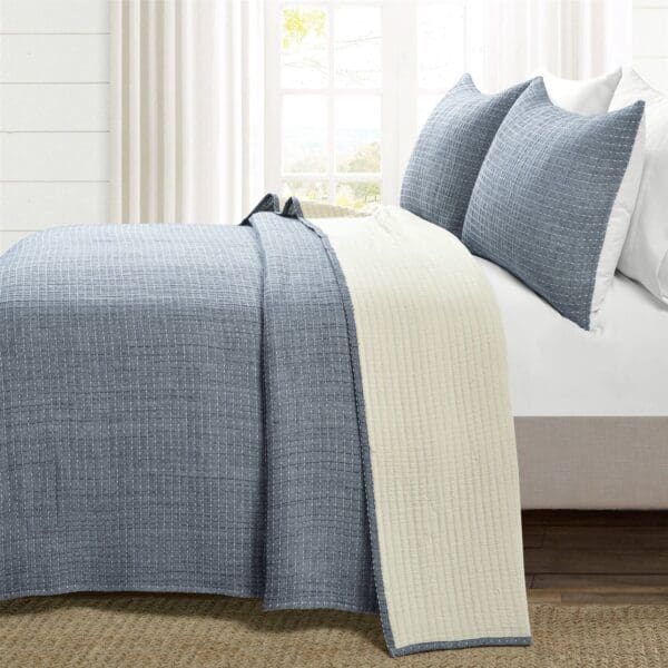 Full/Queen Size 3-Piece Reversible Woven Cotton Quilt Set in Navy Cream - Image 3