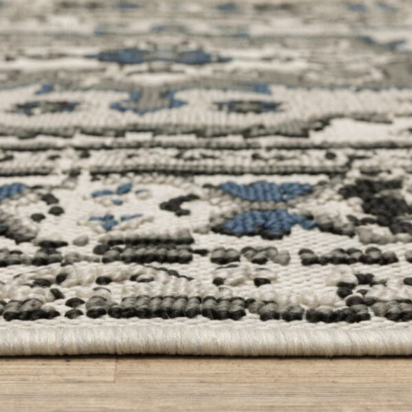 7' x 9' Oriental Stain-Resistant Indoor/Outdoor Area Rug - Blue & Beige - Image 4