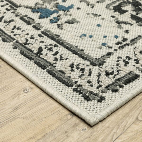 7' x 9' Oriental Stain-Resistant Indoor/Outdoor Area Rug - Blue & Beige - Image 5