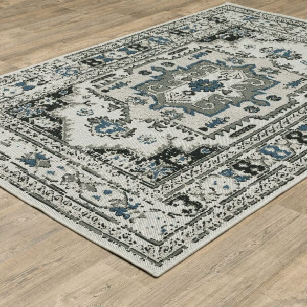 7' x 9' Oriental Stain-Resistant Indoor/Outdoor Area Rug - Blue & Beige - Image 6