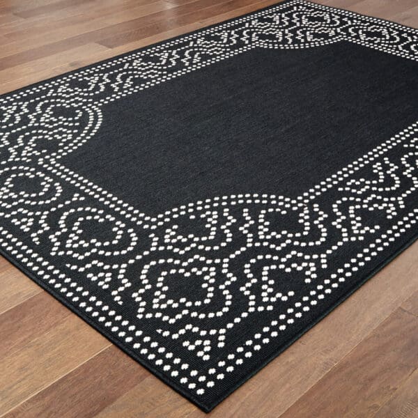 2' x 4' Stain-Resistant Indoor/Outdoor Area Rug - Black & Ivory