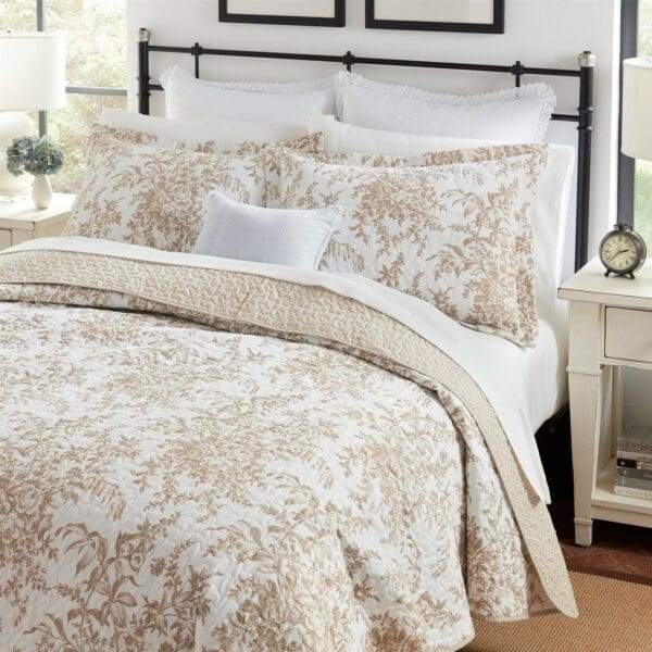 Full/Queen 3 PC Bed-in-a-Bag Bohemian Floral Cotton Quilt Set - White & Beige