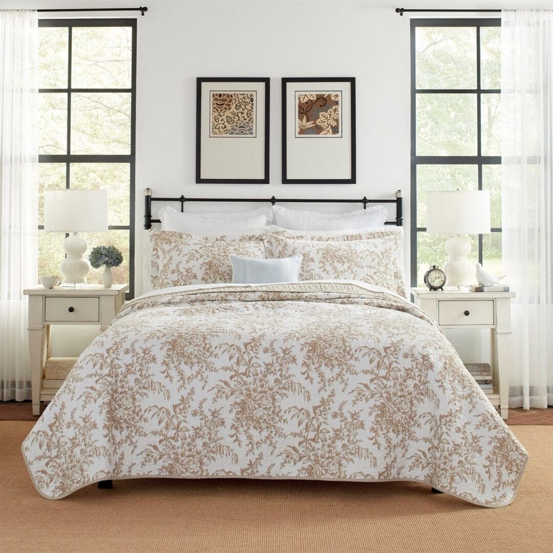 King size 3 PC Bed-in-a-Bag Bohemian Floral Cotton Quilt Set - White & Beige - Image 2